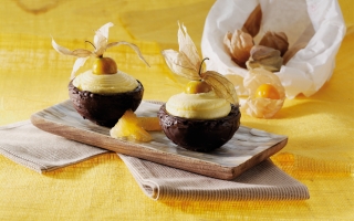 Cestini di cioccolato fondente ripieni di mousse Cestini di cioccolato fondente ripieni di mousse