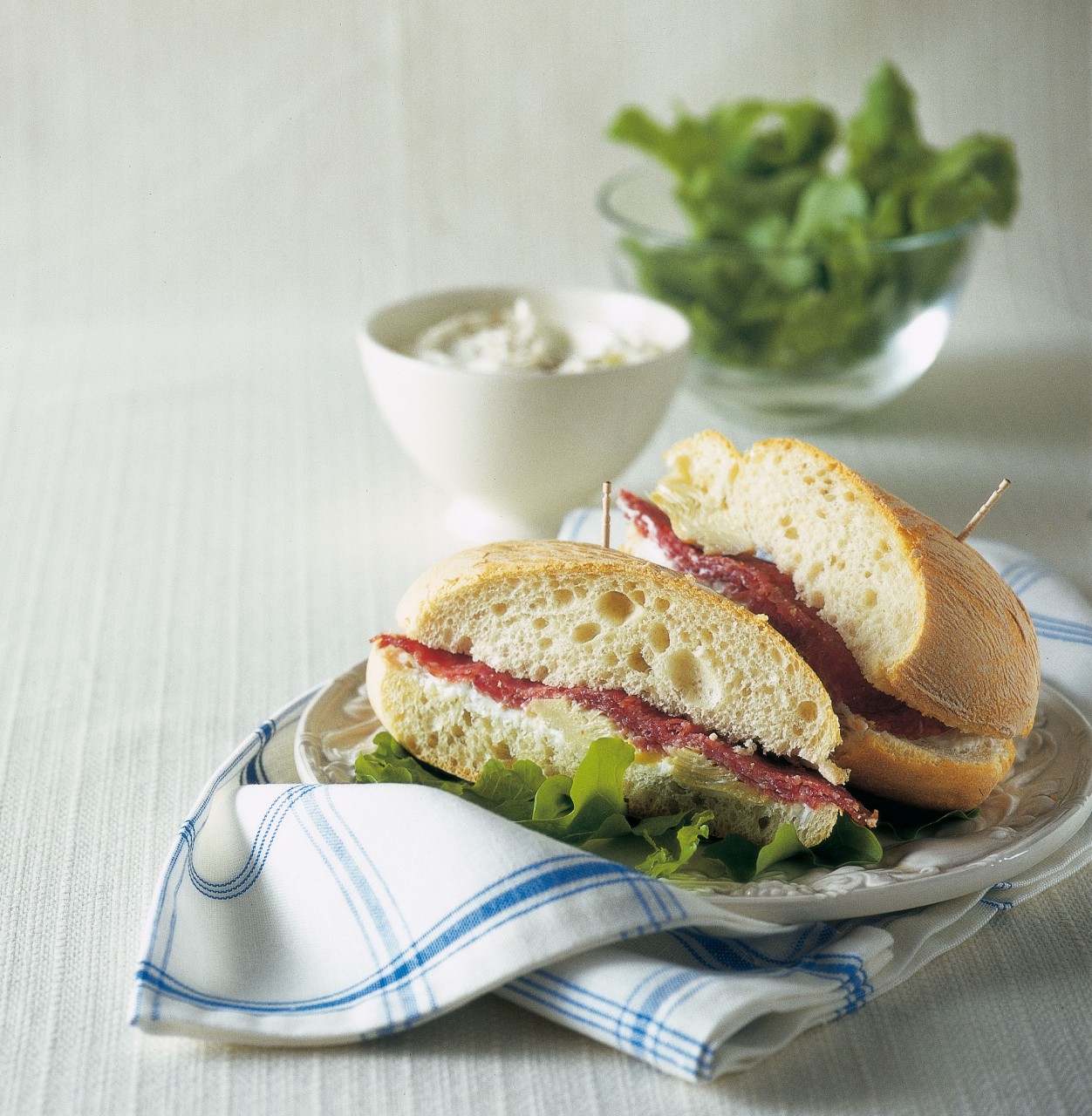 Ciabattina con  formaggio, salame  e carciofini ricetta