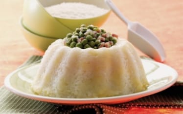 Ciambella di risotto con prosciutto e piselli