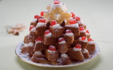 Pandoro di Natale con panna
