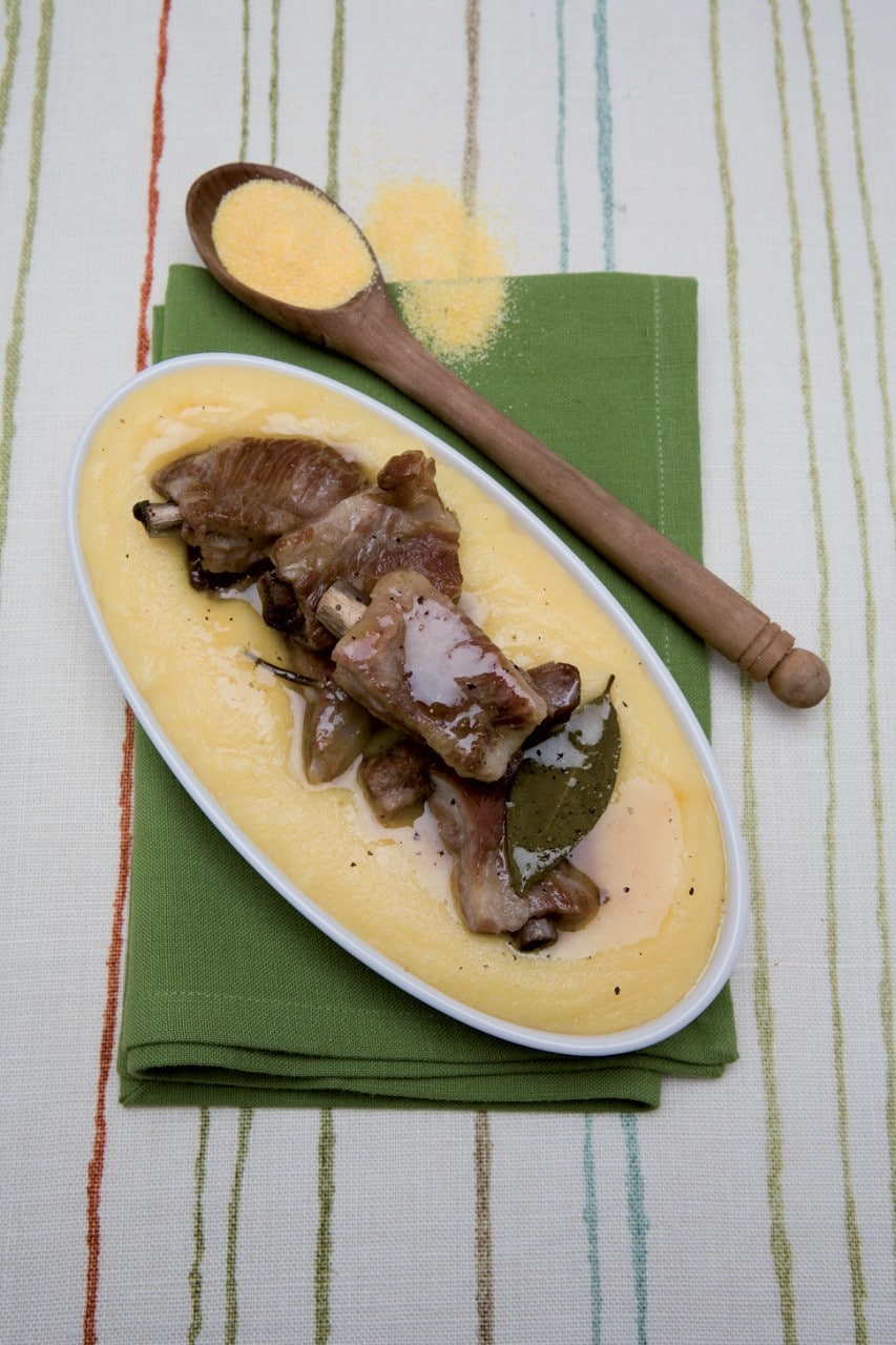 Costine di maiale e brodo di polenta ricetta