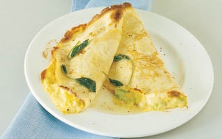 Crepes alla verza e fonduta di bitto Crepes alla verza e fonduta di bitto