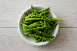Preparazione Crêpes agli asparagi e fiori di zucca - Fase 1