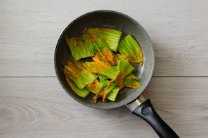 Preparazione Crêpes agli asparagi e fiori di zucca - Fase 3