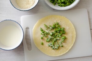 Preparazione Crêpes agli asparagi e fiori di zucca - Fase 2