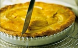 Crostata ripiena di crema e spicchi di limone