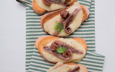 Crostini caciocavallo e acciughe