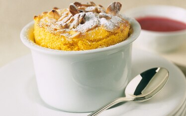 Dolce di limone e mandorle con salsa di fragole