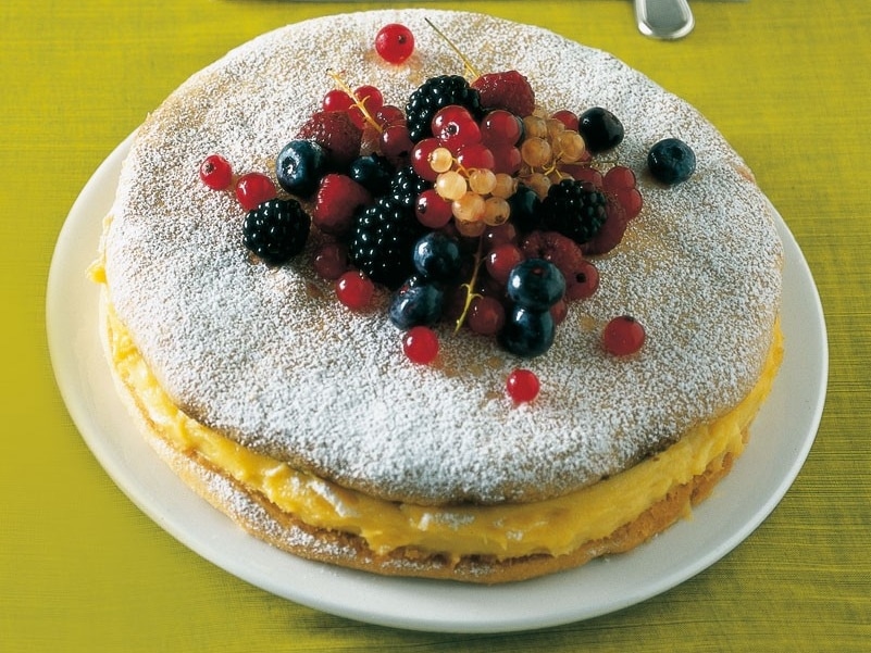 Torta di mandorle e nocciole con crema pasticcera ai frutti di bosco ricetta