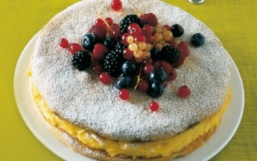 Torta di mandorle e nocciole con crema pasticcera ai frutti di bosco