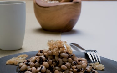 Fagioli dall’occhio con scalogni e patate