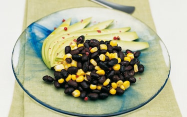 Fagioli neri con mais e avocado