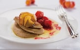 Foie gras alle mele con salsa di lamponi