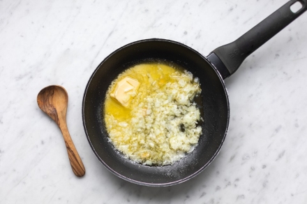 Preparazione Fettuccine alla papalina con piselli - Fase 1 Preparazione Fettuccine alla papalina con piselli - Fase 1