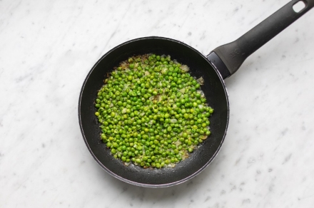 Preparazione Fettuccine alla papalina con piselli - Fase 1 Preparazione Fettuccine alla papalina con piselli - Fase 1