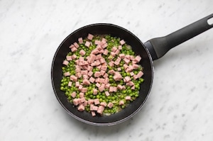 Preparazione Fettuccine alla papalina con piselli - Fase 2