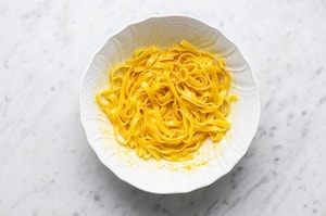 Preparazione Fettuccine alla papalina con piselli - Fase 3