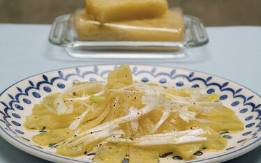 Formaggio grigio e cipolle