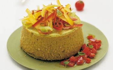 Gâteau di piselli con peperoni e dadini di pomodori