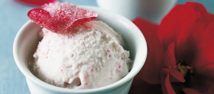 Gelato di panna ai petali di rosa ricetta