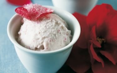 Gelato di panna ai petali di rosa