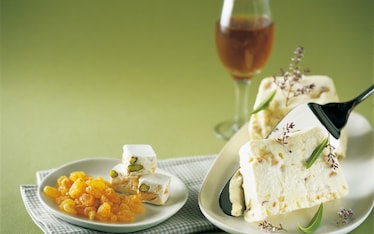 Gelato al torrone con uvette e vino