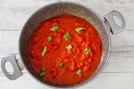 Preparazione Gnocchi di patate al pomodoro e basilico - Fase 1 Preparazione Gnocchi di patate al pomodoro e basilico - Fase 1