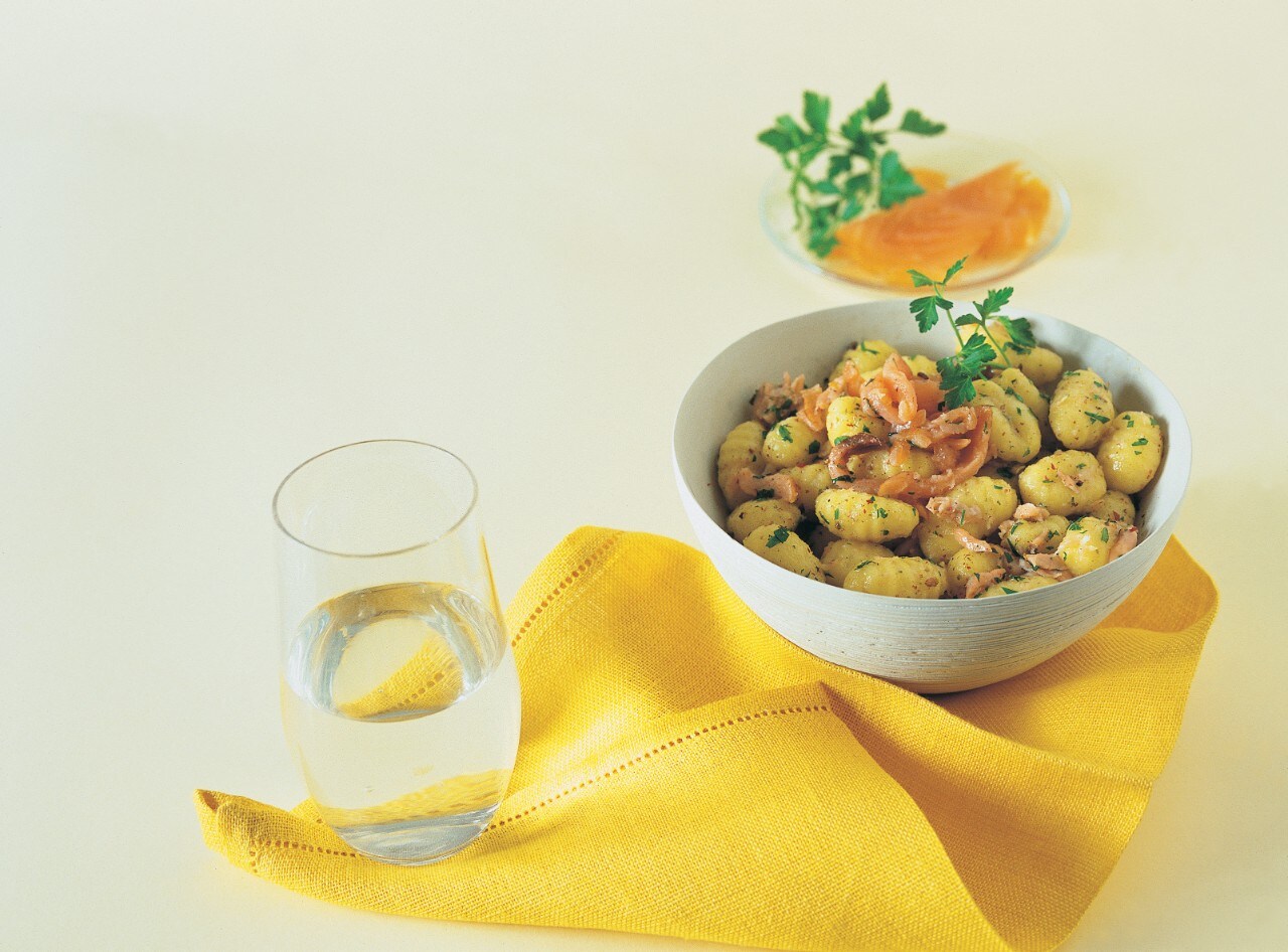 Gnocchi al salmone e al pepe bicolore ricetta