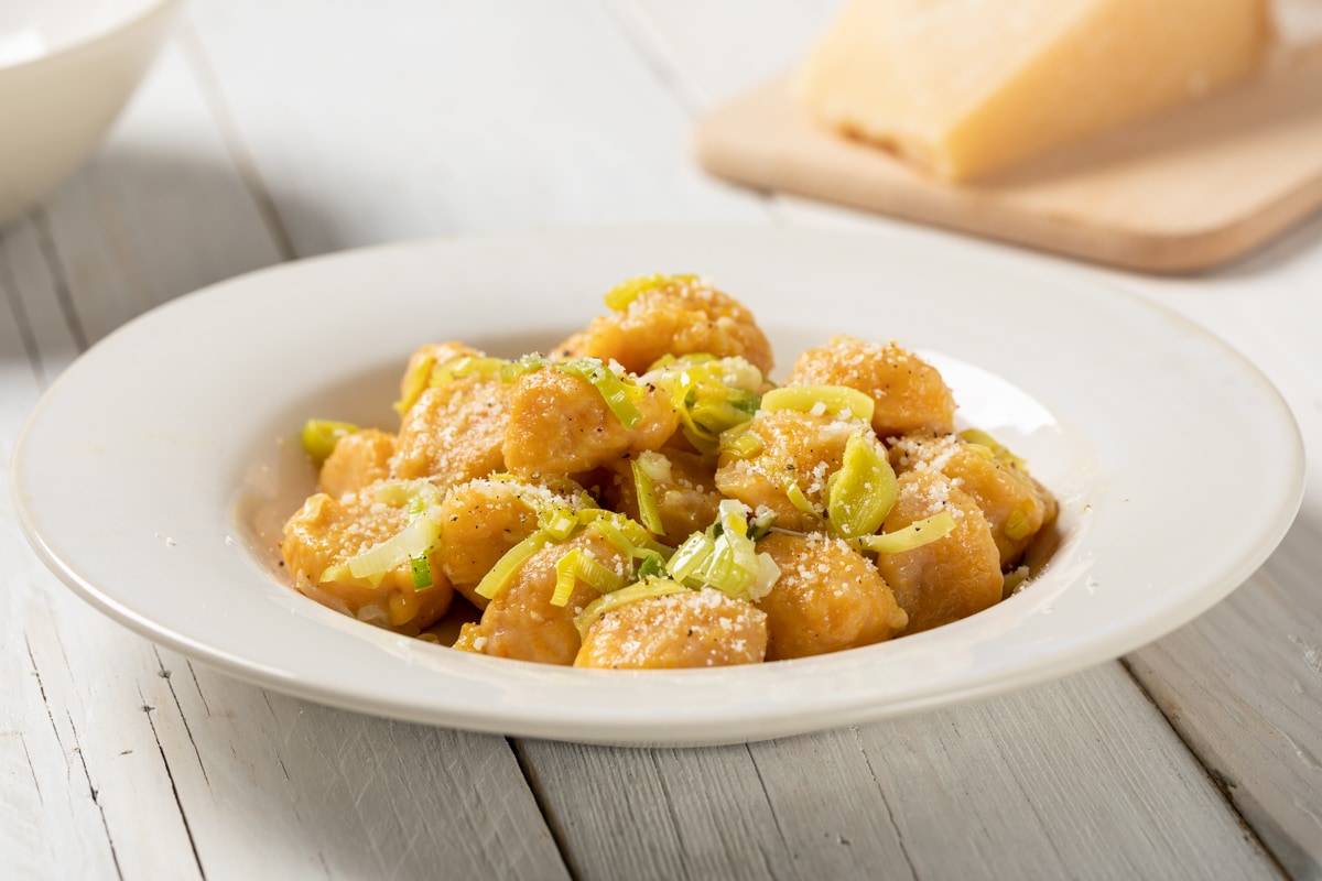 Gnocchi di zucca, porri e salvia ricetta