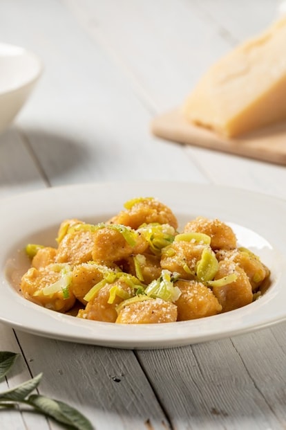 Gnocchi di zucca, porri e salvia