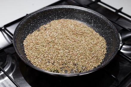 Preparazione Grano saraceno con i broccoli - Fase 1 Preparazione Grano saraceno con i broccoli - Fase 1