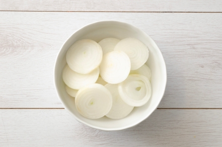 Preparazione Gratin di pancarré e cipolle bianche - Fase 1 Preparazione Gratin di pancarré e cipolle bianche - Fase 1