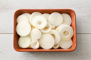 Preparazione Gratin di pancarré e cipolle bianche - Fase 3