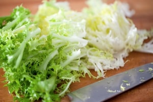 Preparazione Indivia riccia, mela e melagrana - Fase 1