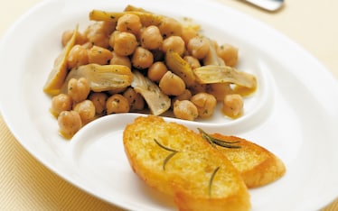 Insalata di ceci e carciofi con crostini