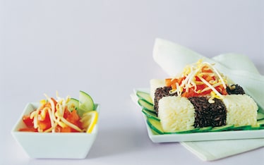 Insalata alla creola di riso bianco e nero