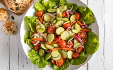 Insalata estiva rossa e verde al lime