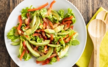 Insalata di lattuga avocado e peperoni