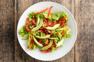 Preparazione Insalata di lattuga avocado e peperoni - Fase 2
