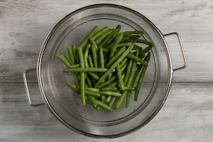 Preparazione Insalata riccia con fagiolini e ribes - Fase 1
