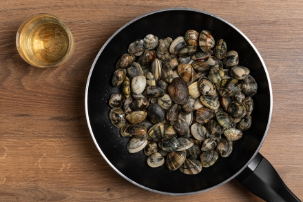 Preparazione Insalata di riso, vongole e pomodorini - Fase 1 Preparazione Insalata di riso, vongole e pomodorini - Fase 1