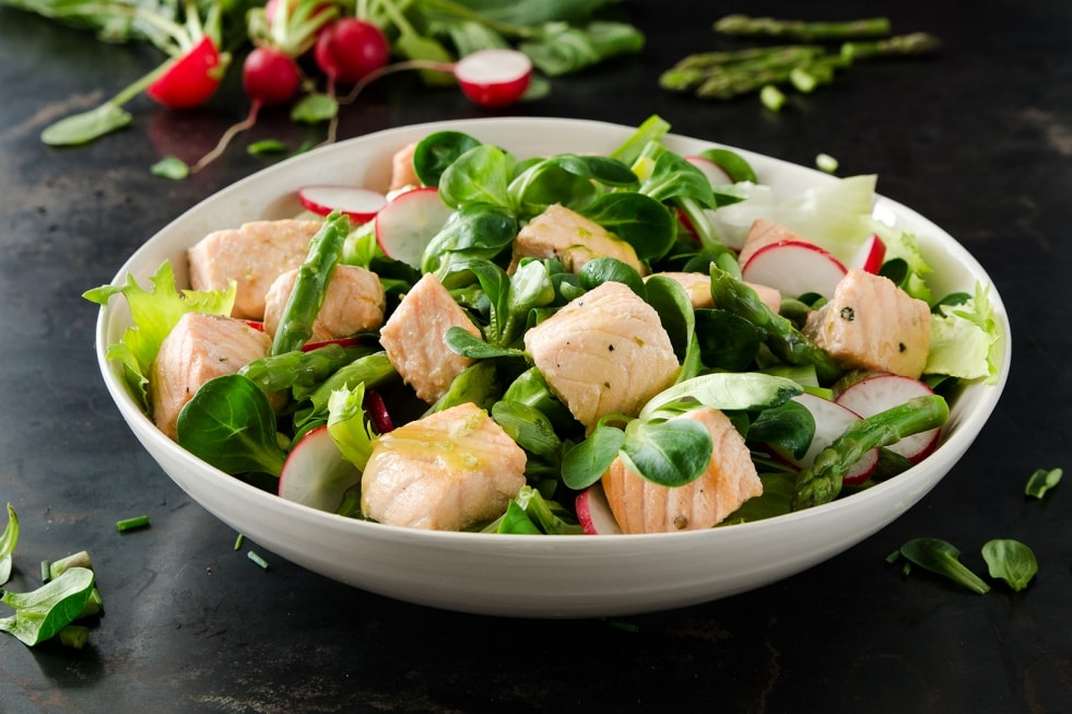 Insalata di salmone e asparagi ricetta