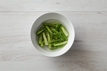 Preparazione Insalata di salmone e asparagi - Fase 1 Preparazione Insalata di salmone e asparagi - Fase 1