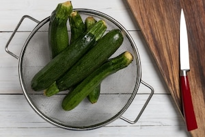 Preparazione Insalata di zucchine crude - Fase 1