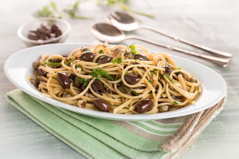 Linguine alle acciughe e pinoli ricetta