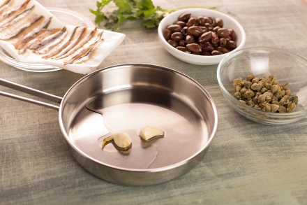 Preparazione Linguine alle acciughe e pinoli - Fase 2 Preparazione Linguine alle acciughe e pinoli - Fase 2