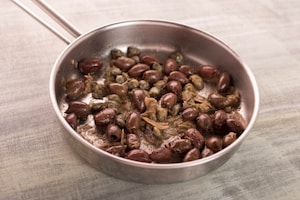 Preparazione Linguine alle acciughe e pinoli - Fase 2