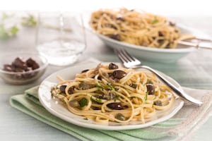 Preparazione Linguine alle acciughe e pinoli - Fase 3