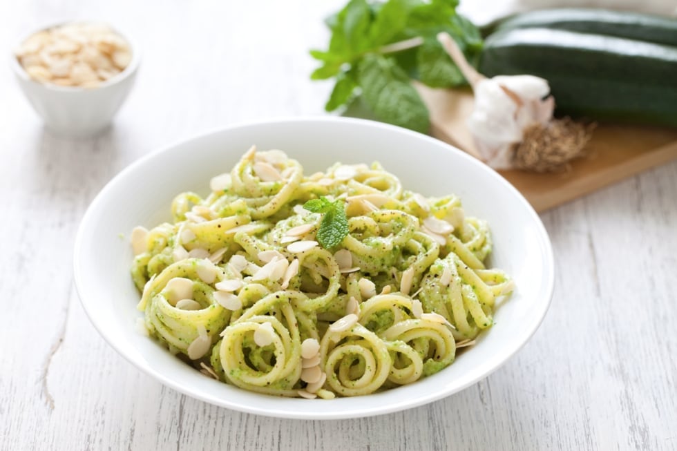 Linguine al pesto di zucchine mandorle e menta ricetta