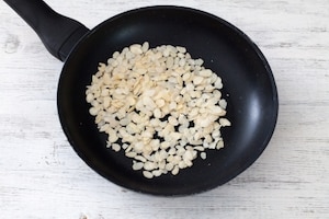 Preparazione Linguine al pesto di zucchine mandorle e menta - Fase 1